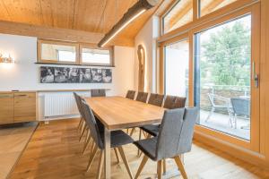 松托芬Stadt Chalet的厨房以及带木桌和椅子的用餐室。