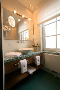 威廉港海葵公寓酒店的一间带水槽和大镜子的浴室