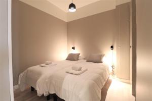 瓦萨Forenom Aparthotel Vaasa的卧室配有带毛巾的大型白色床