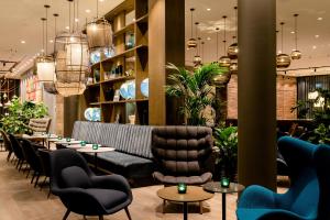 Motel One Bonn-Hauptbahnhof的休息区