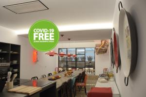 瓦伦西亚Art&Flats Hostel的一间设有桌子和绿色标志的用餐室