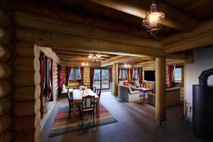 什特尔布斯凯普莱索High Tatras Chalet的小木屋内的用餐室和客厅