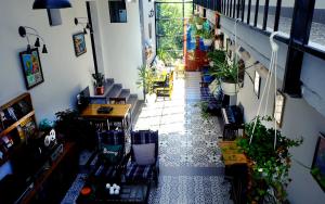 木州县Moc Chau Cottage homestay的一间设有植物和椅子的楼梯的房间