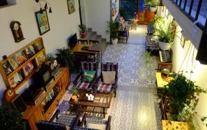 木州县Moc Chau Cottage homestay的享有带桌椅的房间的顶部景色