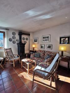 科涅L'Atelier du Temps - Il Prato di Maria的带沙发和壁炉的客厅