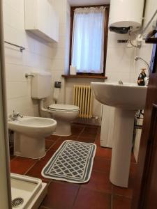 科涅L'Atelier du Temps - Il Prato di Maria的一间带卫生间和水槽的浴室