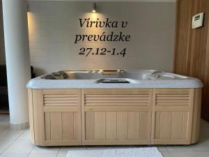 利普托斯基米库拉斯Hotel Villa Bianca的浴室配有盥洗盆和浴缸。