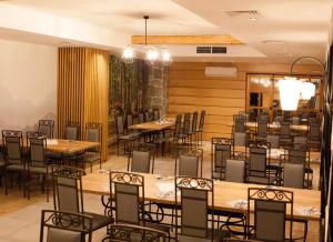 科尔别卢夫Hotel Fero Lux的用餐室配有木桌和椅子