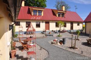Skurup海尔特贝尔加嘉德住宿加早餐旅馆的前面有很多动物的房子