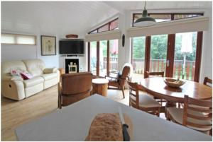 EardingtonAstbury Falls Luxury Retreats的客厅配有沙发和桌椅