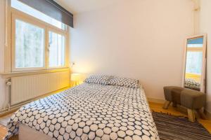阿姆斯特丹Charming apartment in city center的一间卧室设有一张大床和一个窗户。