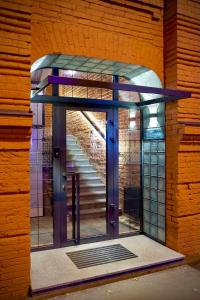 哈尔科夫Four Rooms City的一座带紫色门的建筑的入口