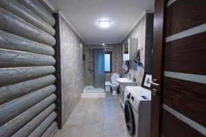 HuklyvyyChalet Borzhava的浴室配有卫生间、盥洗盆和洗衣机。