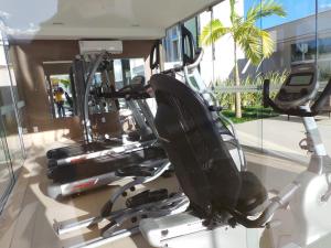 巴西利亚Flat Particular Jade Brasilia 1004 e 1006 Com Garagem的健身房设有两台跑步机和镜子