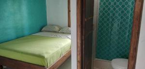 蒙塔尼塔Casa Mafer Lodge的一间卧室配有一张床,一间卫生间位于客房内