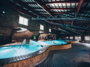 贝拉贝拉ATKV Klein-Kariba的砖砌建筑中的大型室内游泳池