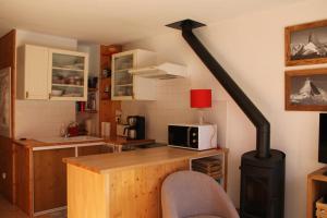 夏蒙尼-勃朗峰Comfortable Apartment With Terrace In Chamonix的一间位于客房角落的带炉灶的厨房