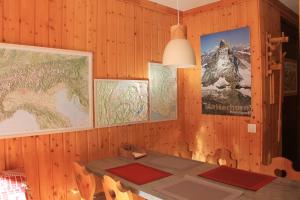 夏蒙尼-勃朗峰Comfortable Apartment With Terrace In Chamonix的墙上配有桌子和地图的房间