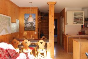 夏蒙尼-勃朗峰Comfortable Apartment With Terrace In Chamonix的厨房以及带桌椅的用餐室。
