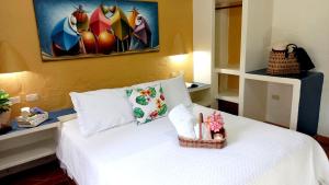 卡约港Casa Amarilla的一间卧室配有带白色床单和枕头的床。