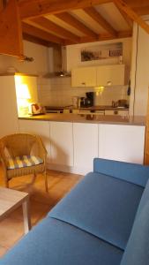 圣马丹德雷Saint Martin的一间厨房,在房间内配有蓝色沙发