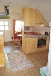 魏茨Ferienwohnung Zetzhirsch的厨房配有木制橱柜和桌子