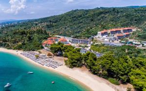 拉戈曼德拉Lagomandra Hotel and Spa的享有海滩空中美景和度假胜地