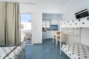 阿彻奇洛斯Mediterraneo Apartments的一间带双层床的卧室和一间厨房