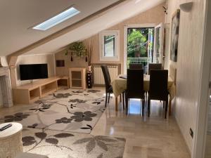 威尼斯丽都Oasis Lagoon Estate的客厅配有桌椅和电视。