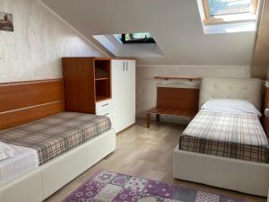 威尼斯丽都Oasis Lagoon Estate的一间卧室设有两张床,天花板上配有电视。