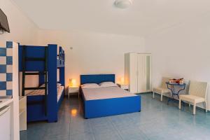 阿彻奇洛斯Mediterraneo Apartments的一间卧室配有蓝色的床和双层床