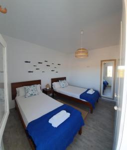 圣弗朗西斯科哈维尔CA NA CATALINA DEN ANDREU的一间卧室配有两张床和镜子