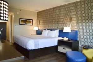 好莱坞Best Western Plus Ft Lauderdale Hollywood Airport Hotel的酒店客房设有一张大床和一张书桌。