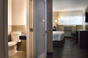 好莱坞Best Western Plus Ft Lauderdale Hollywood Airport Hotel的酒店客房设有一张床和一个卫生间。