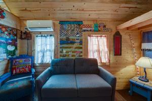 莱德维尔Tiny House Leadville Colorado的小屋内带沙发的客厅