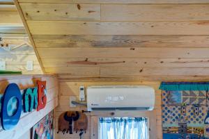莱德维尔Tiny House Leadville Colorado的拥有木墙的房间的天花板