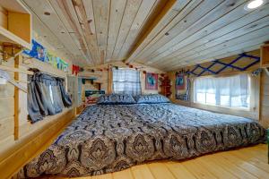 莱德维尔Tiny House Leadville Colorado的一张位于带木制天花板的客房内的大床