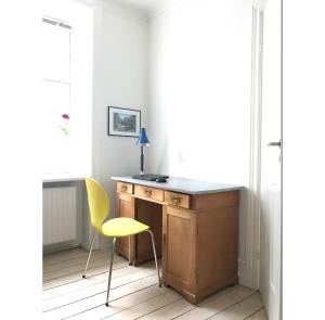 哥本哈根ApartmentInCopenhagen Apartment 1183的一张桌子,在一间黄色椅子的房间