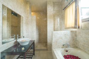 乌布乌布伊曼寄宿家庭酒店的带浴缸、水槽和浴缸的浴室
