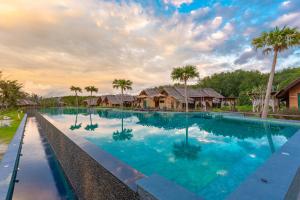 班奥南矛Venice Krabi Villa Resort的一座棕榈树大型游泳池,