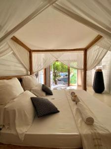 图鲁斯杜Samura Maldives Guest House Thulusdhoo的一张配有白色床单和枕头的大床