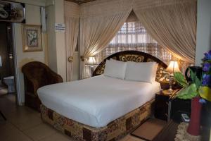 LenasiaLenasia Guest Lodge的一间卧室设有一张大床和一个窗户。