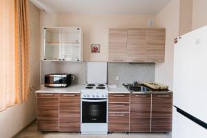 赤塔Apartment on Bogomyagkova的一间带炉灶和微波炉的小厨房