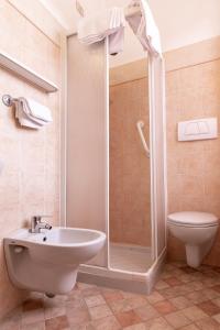 圣莱奥Osteria Belvedere的带淋浴、盥洗盆和卫生间的浴室