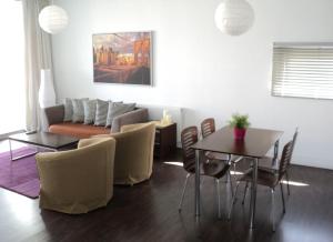 尼科西亚卡皮塔尼公寓的客厅配有沙发和桌椅