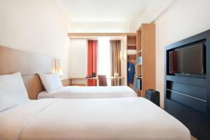 马里尼亚讷马赛普罗旺斯机场宜必思酒店的酒店客房设有两张床和一台平面电视。