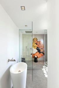 西尔韦斯卡萨艾克斯纳度假屋的一间有女人坐在淋浴的浴室