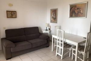 PájaraApartamento en La Pared Fuerteventura vista mar的客厅配有沙发和桌子