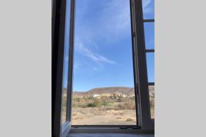 PájaraApartamento en La Pared Fuerteventura vista mar的享有沙漠景致的窗户