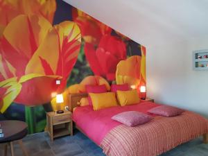 孔佩塔卡萨罗斯德斯住宿加早餐旅馆的一间卧室配有一张带花卉壁画的床